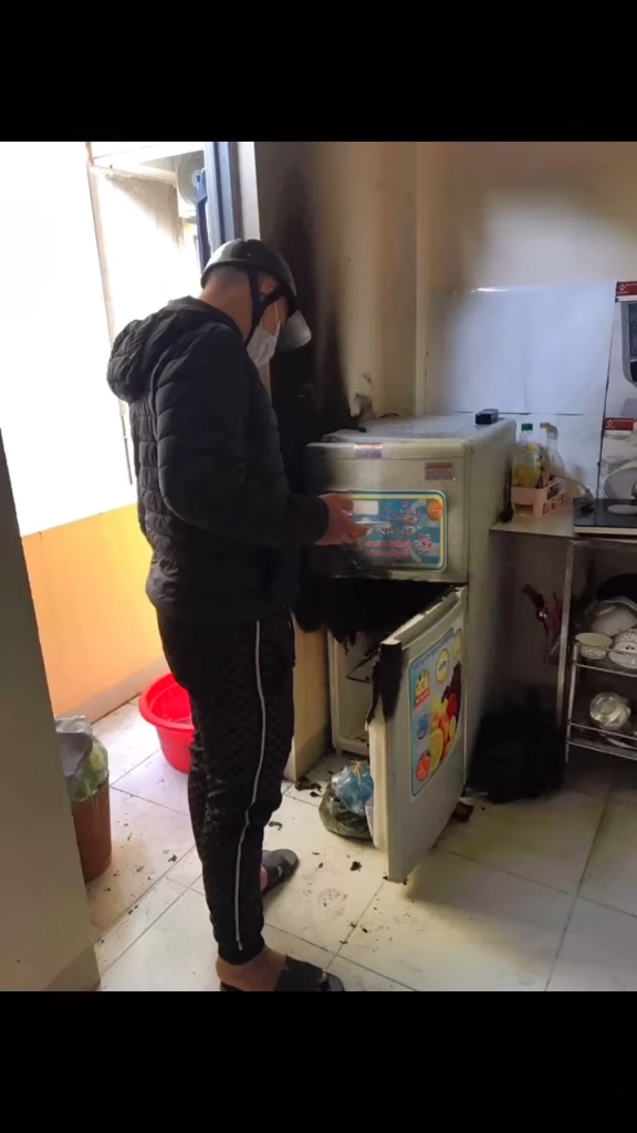     Viral clip of fridge on fire: Owner of clip sees fire but calmly shoots full narration - Photo 3.