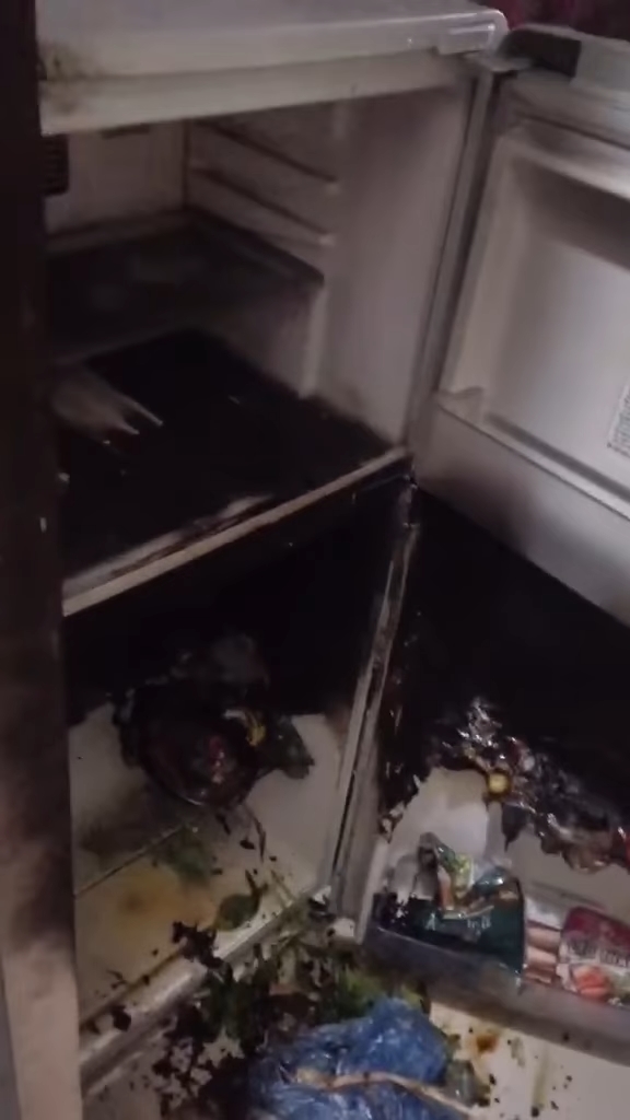  Xôn xao clip viral tủ lạnh cháy đen: Chủ clip thấy cháy nhưng vẫn bình tĩnh quay tường thuật đầy đủ  - Ảnh 4.