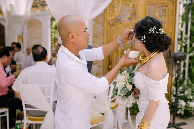 Trước đám cưới gây chấn động, cô dâu 10 tỷ ở Sóc Trăng từng có lễ đính hôn ngập trong vàng và kim cương - Ảnh 7.