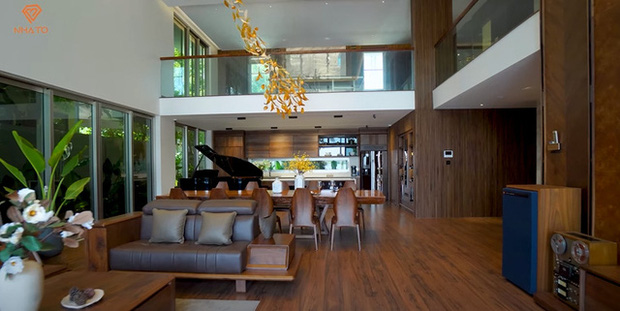 Cận cảnh nội thất của tiền tỷ trong biệt thự của giới siêu giàu Việt: Toàn bộ nội thất mạ vàng, riêng chiếc đèn chùm phòng khách có giá 1 tỷ đồng, ấn tượng nhất bộ sofa cỡ đại bằng cả căn chung cư - Ảnh 1.
