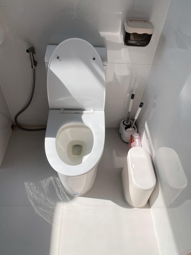   Netizens are short of words with the design of a skylight for the toilet: Do you have to wear a hat to go to the toilet and cover your face against the sun like a ninja?  - Photo 3.