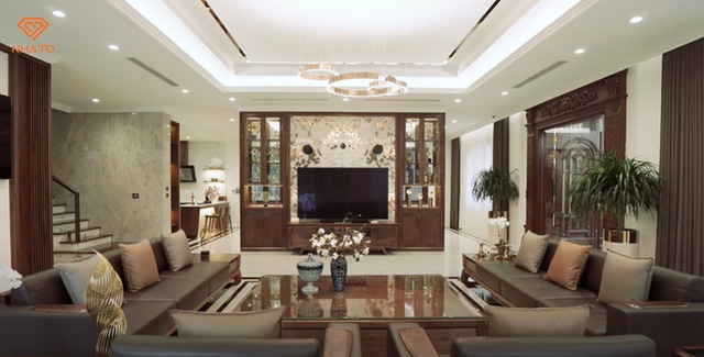 Cận cảnh nội thất của tiền tỷ trong biệt thự của giới siêu giàu Việt: Toàn bộ nội thất mạ vàng, riêng chiếc đèn chùm phòng khách có giá 1 tỷ đồng, ấn tượng nhất bộ sofa cỡ đại bằng cả căn chung cư - Ảnh 4.