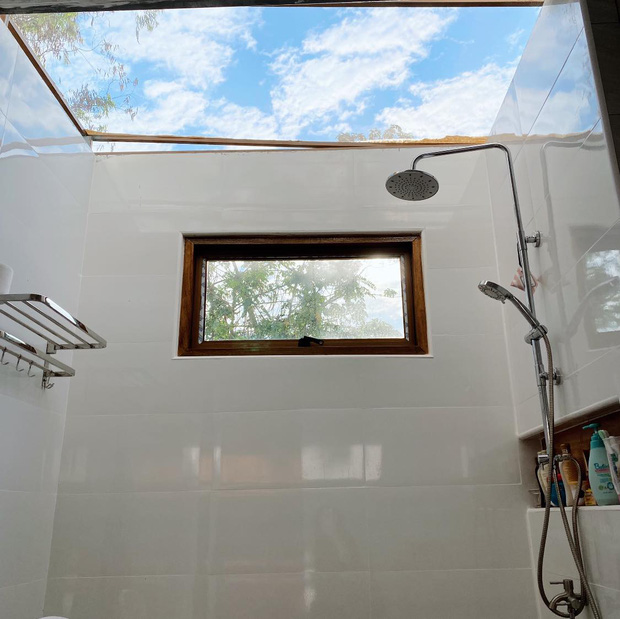   Netizens are short on words with the design of the skylight for the toilet: Do you have to wear a hat to go to the toilet and cover your face against the sun like a ninja?  - Photo 4.