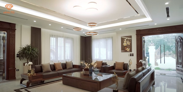 Cận cảnh nội thất của tiền tỷ trong biệt thự của giới siêu giàu Việt: Toàn bộ nội thất mạ vàng, riêng chiếc đèn chùm phòng khách có giá 1 tỷ đồng, ấn tượng nhất bộ sofa cỡ đại bằng cả căn chung cư - Ảnh 5.
