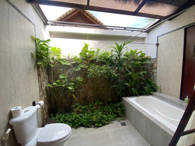   Netizens are short on words with the design of the skylight for the toilet: Do you have to wear a hat to go to the toilet and cover your face against the sun like a ninja?  - Photo 5.