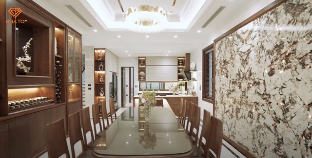 Cận cảnh nội thất của tiền tỷ trong biệt thự của giới siêu giàu Việt: Toàn bộ nội thất mạ vàng, riêng chiếc đèn chùm phòng khách có giá 1 tỷ đồng, ấn tượng nhất bộ sofa cỡ đại bằng cả căn chung cư - Ảnh 7.