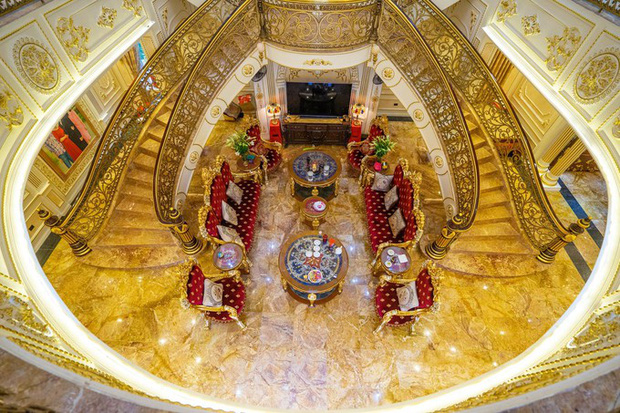 Cận cảnh nội thất của tiền tỷ trong biệt thự của giới siêu giàu Việt: Toàn bộ nội thất mạ vàng, riêng chiếc đèn chùm phòng khách có giá 1 tỷ đồng, ấn tượng nhất bộ sofa cỡ đại bằng cả căn chung cư - Ảnh 10.