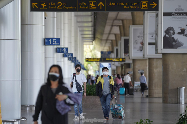 Vỡ òa cảm xúc tại sân bay Tân Sơn Nhất trong ngày đầu mở lại đường bay quốc tế - Ảnh 2.