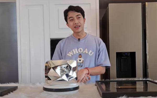 The miserable past of the 2nd YouTuber in Vietnam owns a diamond button: Everyone thought they were born at the finish line, but did not expect their childhood to live in the slums, not having enough money to buy a bowl of noodles - Photo 1.