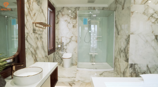 Phòng tắm xa hoa của đại gia Việt: Gỗ gõ đỏ Châu Phi độc nhất, bê nguyên chiếc ô tô Vinfast vào phòng tắm, thuê cần cẩu khiêng bồn tắm dát vàng qua cửa sổ - Ảnh 15.