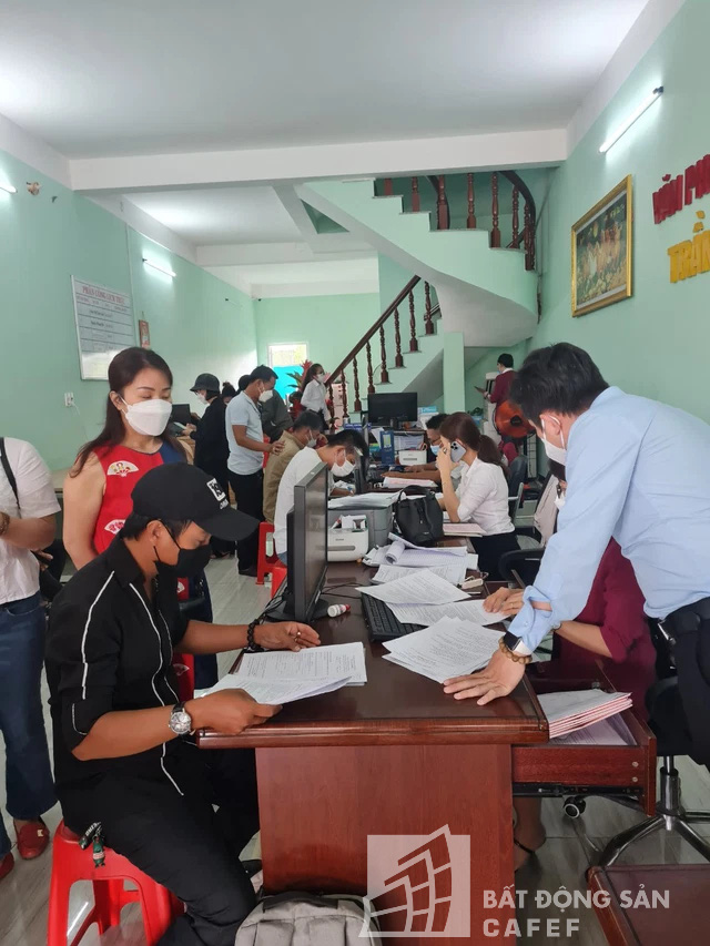   At the beginning of the year, the scene appeared again: The land notary office was full of people, the documents 