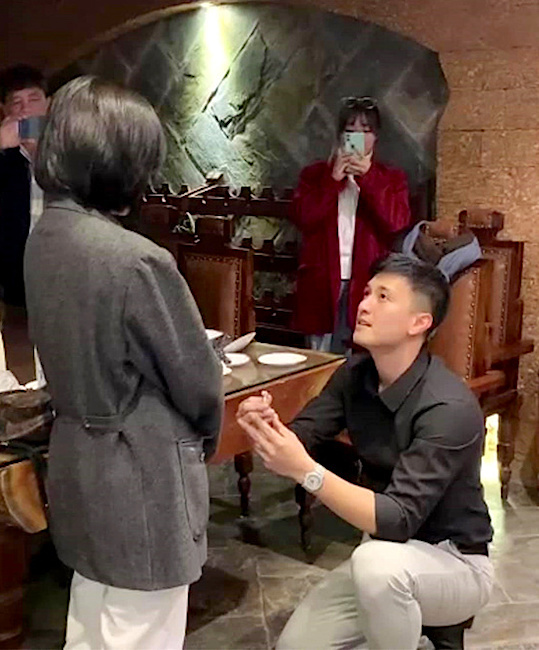 Khoảnh khắc được cầu hôn của sao Việt: Kẻ đang bận nấu ăn, người vừa vượt cạn - Ảnh 4.