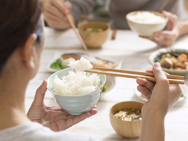 People with a short lifespan will have 5 signs when eating rice, after 50 years of age still do not have any characteristics, congratulations, you are really extremely healthy - Photo 2.