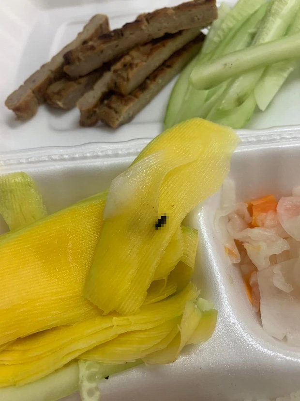   SHOCK: Ordering the famous grilled spring rolls in Hanoi to eat, the girl opened it and saw something black like rat waste, making everyone scared - Photo 2.