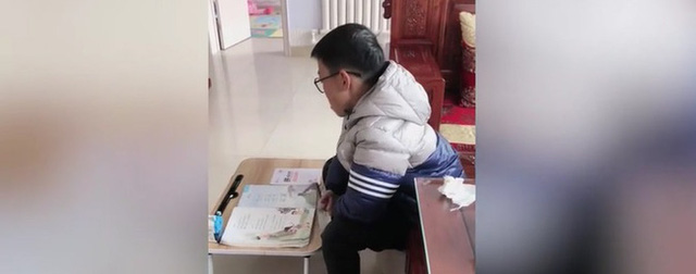 Bà mẹ khoe hình con đang ngồi học online, dân tình cười đau ruột khi phát hiện 1 chi tiết lạ: IQ số 2 không ai dám nhận số 1 - Ảnh 1. Bà mẹ khoe hình con đang ngồi học online, dân tình cười đau ruột khi phát hiện 1 chi tiết lạ: IQ số 2 không ai dám nhận số 1 - Ảnh 1.