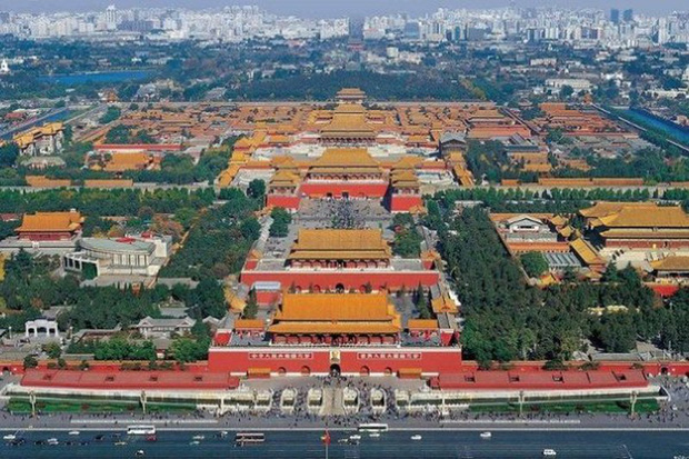   The Forbidden City has 9,999 rooms but absolutely no toilets, so how did tens of thousands of people in the past 