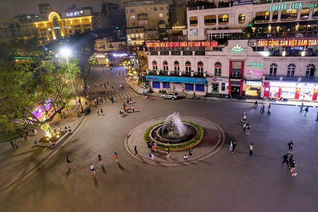 Hanoi's pedestrian street is bustling again after nearly a year of pause - Photo 3.