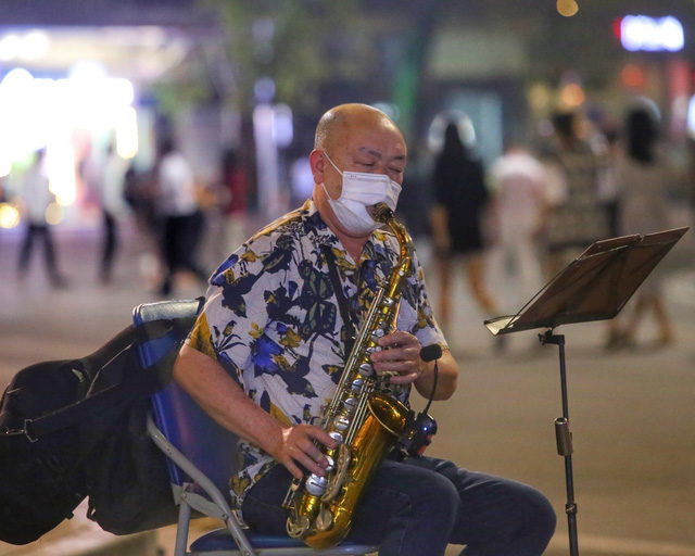 Hanoi's pedestrian street is bustling again after nearly a year of pause - Photo 6.