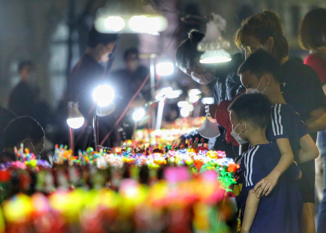 Hanoi's pedestrian street is bustling again after nearly a year of pause - Photo 7.