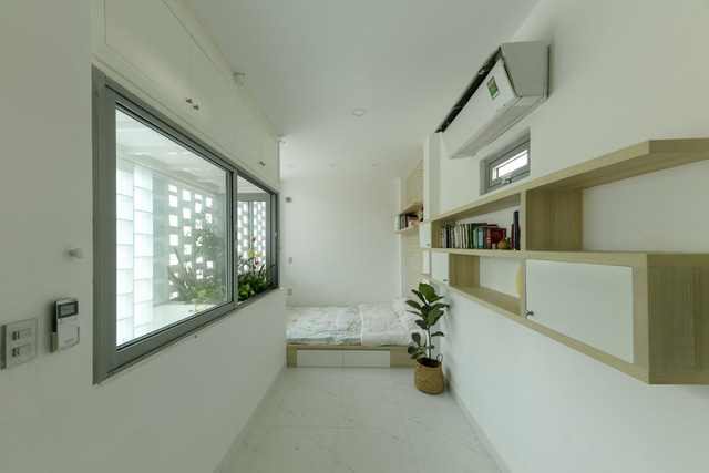  4 người ở trong ngôi nhà siêu mỏng 16,25 m² nằm cuối hẻm Bình Thạnh, Sài Gòn: Không hề bí bách hay mờ nhạt nhờ thiết kế cực độc đáo  - Ảnh 14.