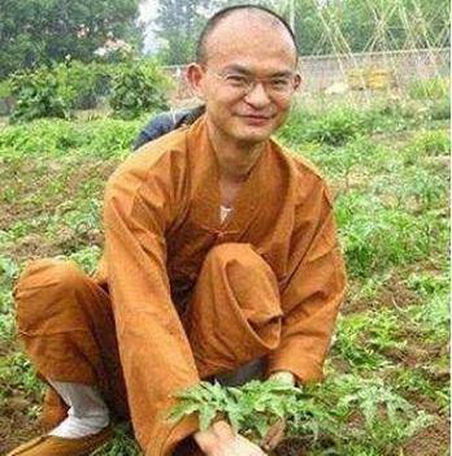   Being the genius doctor expected by the whole country, the male student suddenly asked to become a monk: More than 10 years later, his life changed so dramatically - Photo 2.