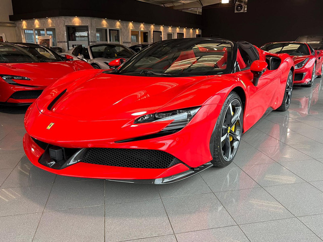 A private agent offers a Ferrari SF90 Spider for more than VND 45 billion to Vietnamese giants: A hot hybrid gasoline-electric car in a time of rising fuel prices - Photo 1.