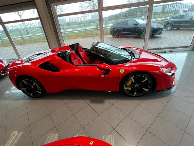 A private agent offers a Ferrari SF90 Spider for more than VND 45 billion to Vietnamese giants: A hot hybrid gasoline-electric car in a time of rising fuel prices - Photo 2.