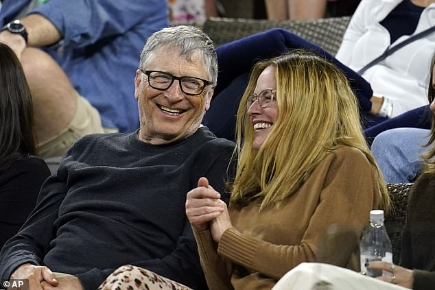  Vừa bị vợ cũ tố ngoại tình, tỷ phú Bill Gates đã liên tục công khai xuất hiện tình cảm với người phụ nữ mới bí ẩn khiến dư luận xôn xao  - Ảnh 1.