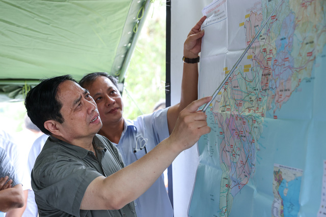 Chùm ảnh: Thủ tướng khảo sát thực địa quy hoạch tuyến giao thông trọng điểm kết nối Bình Phước với Đông Nam Bộ - Ảnh 1.