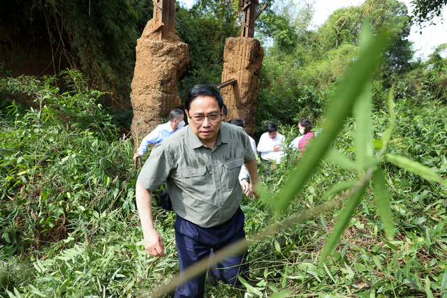 Chùm ảnh: Thủ tướng khảo sát thực địa quy hoạch tuyến giao thông trọng điểm kết nối Bình Phước với Đông Nam Bộ - Ảnh 2.