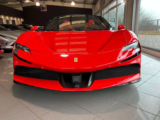 A private agent offers a Ferrari SF90 Spider for more than VND 45 billion to Vietnamese giants: A hot hybrid gasoline-electric car in a time of rising fuel prices - Photo 3.