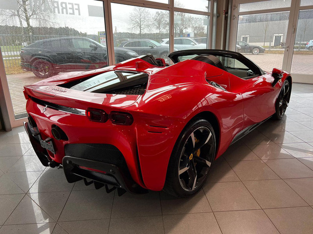 Private dealers offer Ferrari SF90 Spider for more than 45 billion VND to Vietnamese giants: Hot hybrid gasoline-electric car in a time of rising fuel prices - Photo 4.