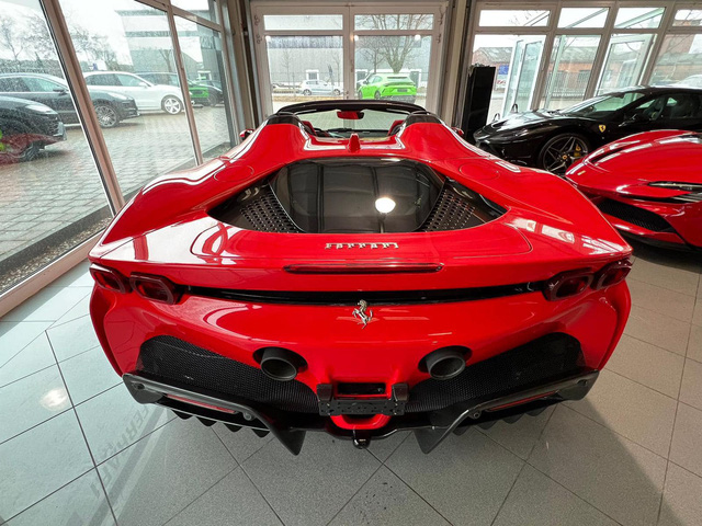 A private agent offers a Ferrari SF90 Spider for more than VND 45 billion to Vietnamese giants: A hot hybrid gasoline-electric car in a time of rising fuel prices - Photo 6.