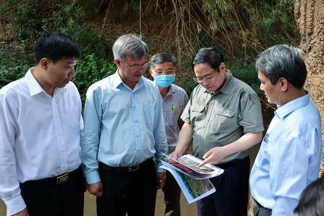 Chùm ảnh: Thủ tướng khảo sát thực địa quy hoạch tuyến giao thông trọng điểm kết nối Bình Phước với Đông Nam Bộ - Ảnh 4.
