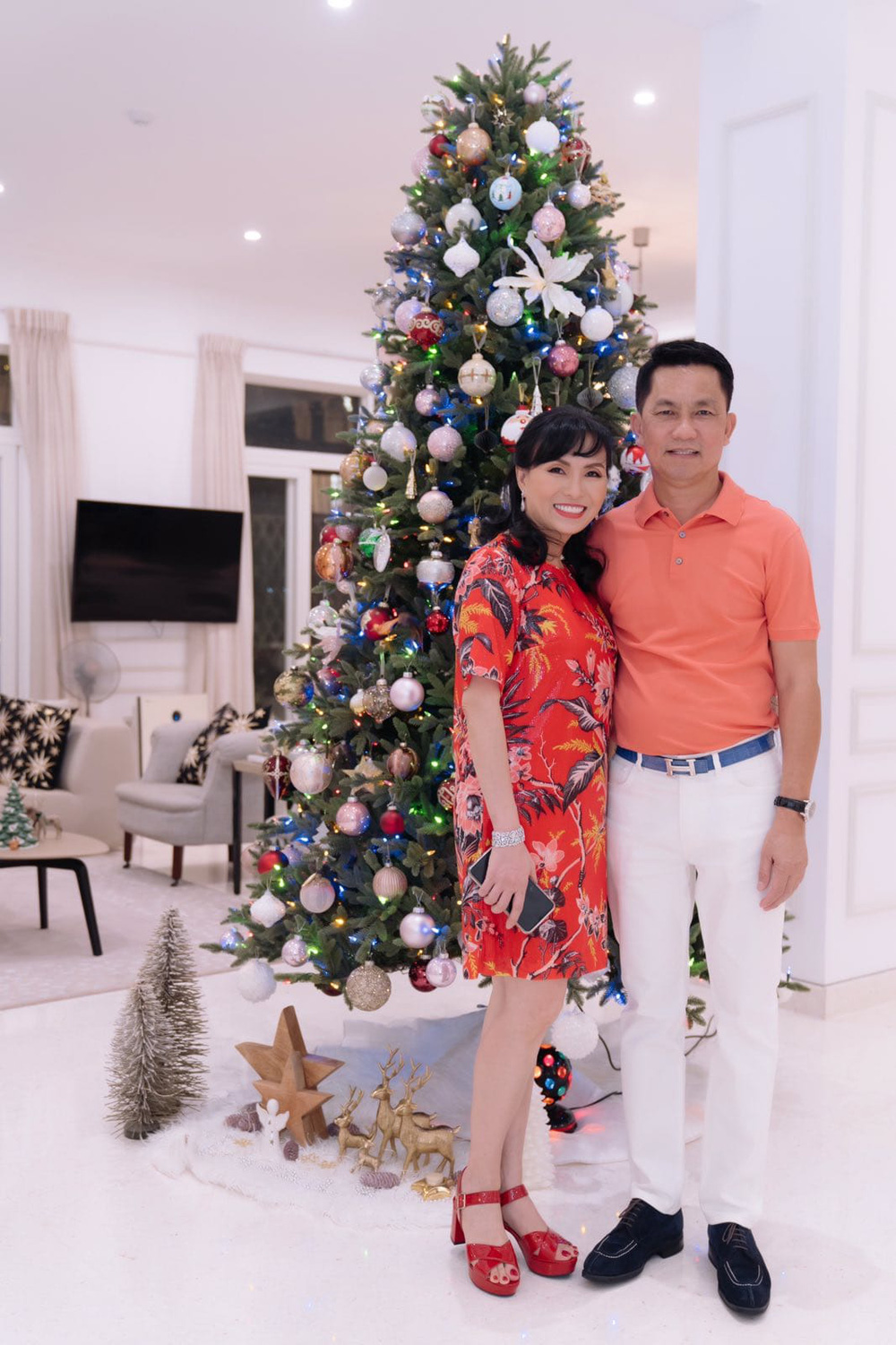  Khoảnh khắc bên gia đình của ông Hồ Nhân: Đi nước ngoài du lịch, chiều vợ con hết mực - Ảnh 1.