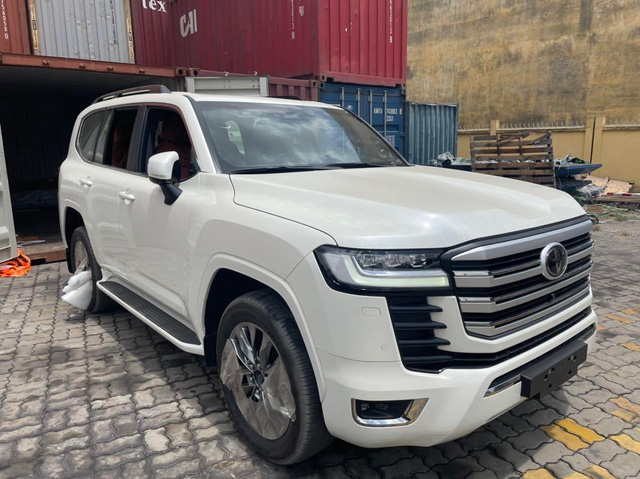  Already rare and expensive, the first Toyota Land Cruiser MBS 2022 in Vietnam is for the giants who are extremely willing to play: The interior exudes the smell of money - Photo 1.