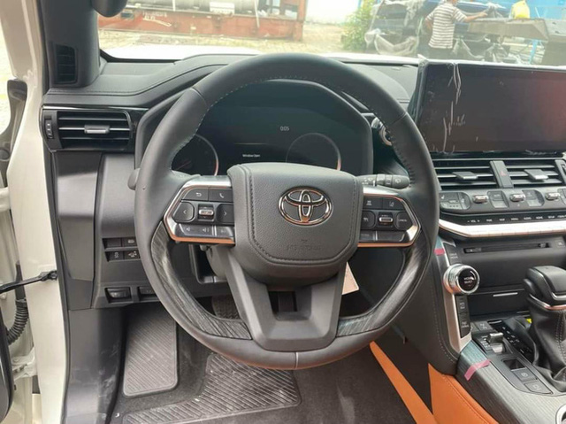   Already rare and expensive, the first Toyota Land Cruiser MBS 2022 in Vietnam is for the giants who are extremely willing to play: The interior exudes the smell of money - Photo 4.