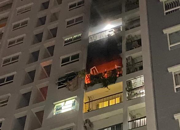 Apartment fire in Ho Chi Minh City: Haunting the moment mother and daughter jumped from the burning railing to the ground - Photo 1.