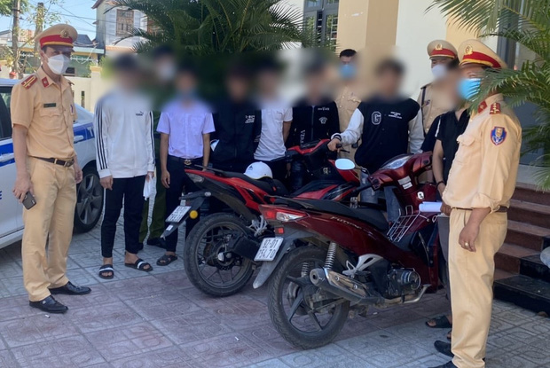 70 gen Z drivers brought knives and machetes to the streets, and recorded a clip to post TikTok - Photo 2.