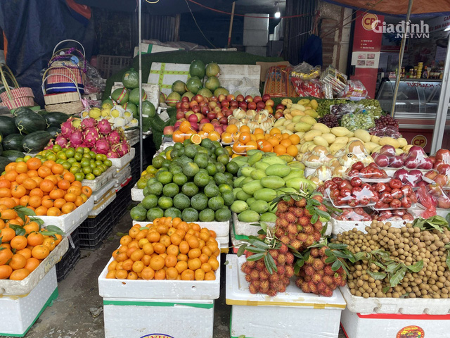 Chinese fruits are sluggish, Vietnamese goods are priced from 7,000 VND/kg as expensive as hot cakes - Photo 2.