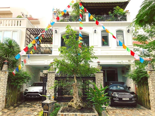 Đọ biệt thự sang - xịn của 3 đại gia siêu xe nức tiếng: Hội tụ ở Sài Gòn, chuẩn đẳng cấp doanh nhân, đặc biệt nhất là nơi để “dàn con cưng” bạc tỷ - Ảnh 11. Đọ biệt thự sang - xịn của 3 đại gia siêu xe nức tiếng: Hội tụ ở Sài Gòn, chuẩn đẳng cấp doanh nhân, đặc biệt nhất là nơi để “dàn con cưng” bạc tỷ - Ảnh 11.