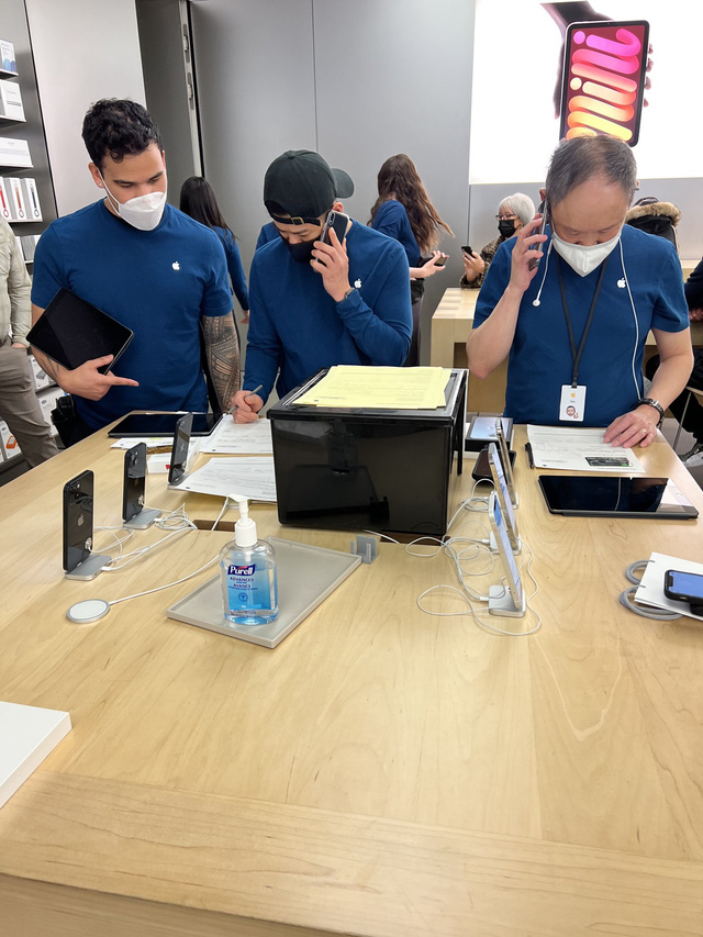 Sập máy chủ, nhân viên Apple Store buộc phải chuyển sang dùng giấy bút - Ảnh 1.