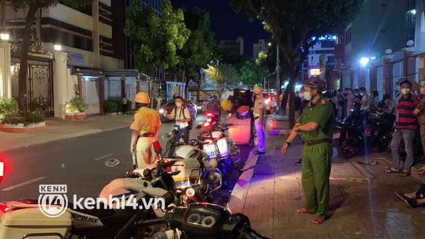   NOW: Many policemen are present at Mrs. Nguyen Phuong Hang's villa - Photo 1.