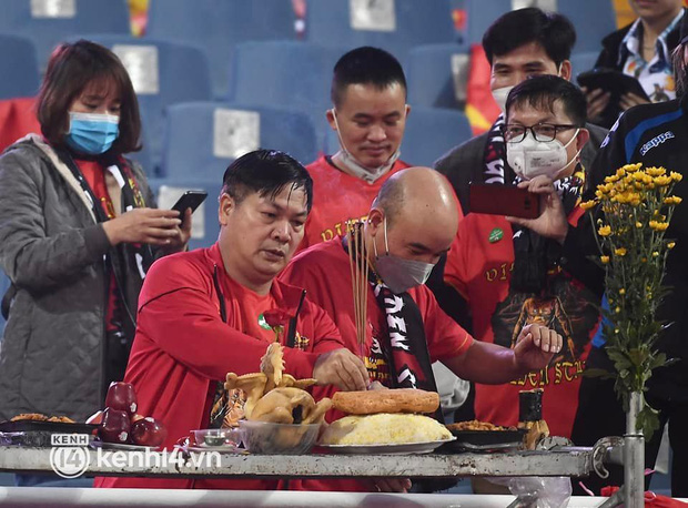  Ảnh: CĐV cúng xôi gà trên SVĐ Mỹ Đình, cổ vũ đội tuyển Việt Nam trước trận với Oman - Ảnh 11.