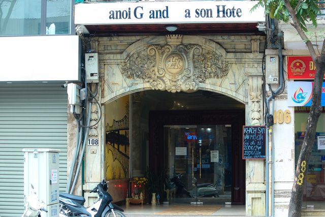 Mở cửa du lịch, nhiều khách sạn trăm tỷ ở phố cổ Hà Nội vẫn cửa đóng then cài, thậm chí rao bán thanh lý “giá Covid” - Ảnh 3.