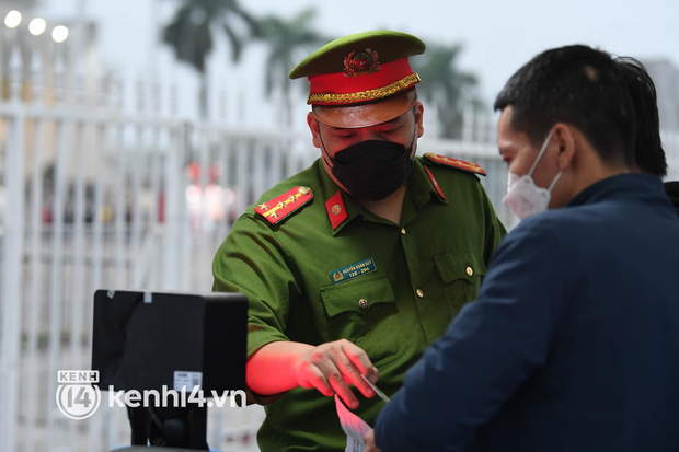   Photo: Fans offer chicken sticky rice at My Dinh Stadium, cheering on the Vietnamese team before the match with Oman - Photo 8.