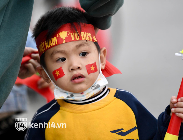  Ảnh: CĐV cúng xôi gà trên SVĐ Mỹ Đình, cổ vũ đội tuyển Việt Nam trước trận với Oman - Ảnh 9.