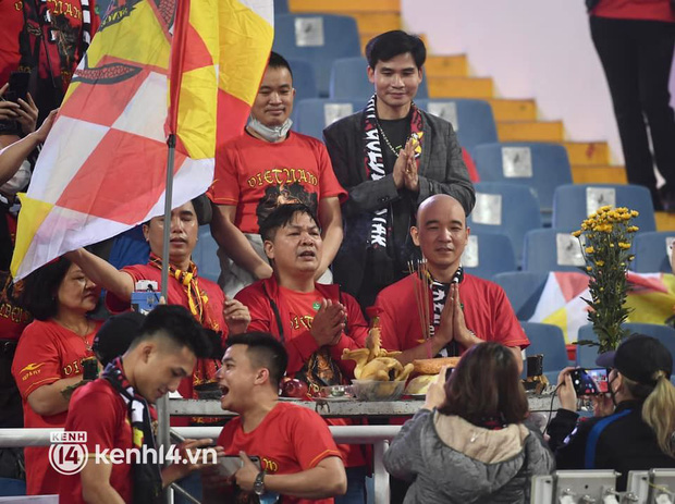  Ảnh: CĐV cúng xôi gà trên SVĐ Mỹ Đình, cổ vũ đội tuyển Việt Nam trước trận với Oman - Ảnh 10.