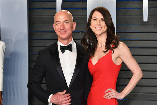 The headache of ex-wife Jeff Bezos: Assets grow faster than they can be given away - Photo 2.