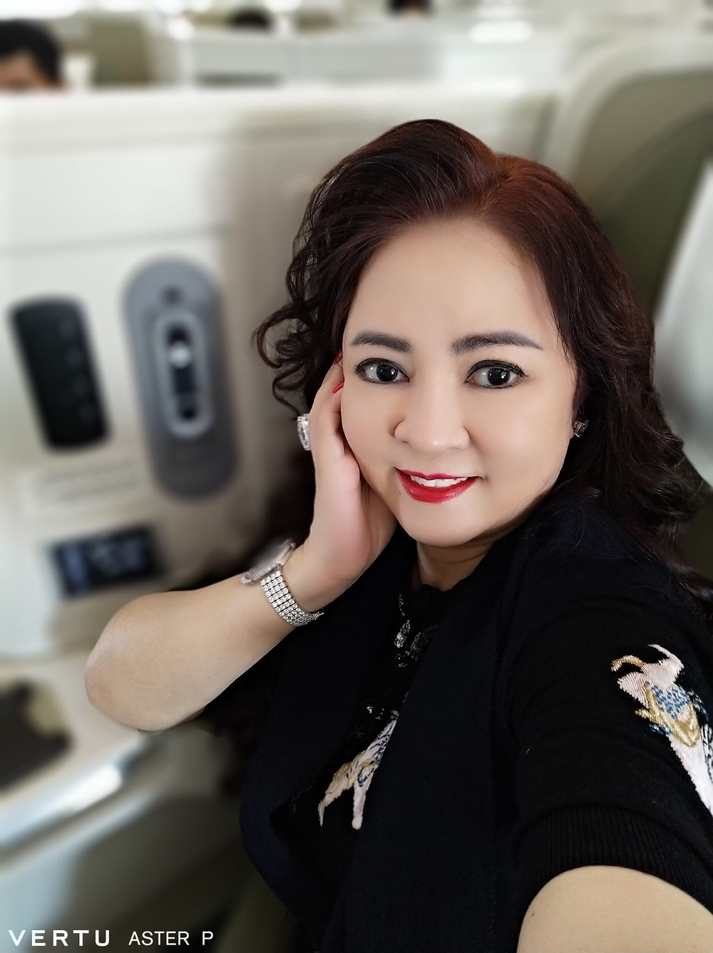 Bà Nguyễn Phương Hằng dùng điện thoại gì mà có những bức ảnh đẹp không tỳ  vết